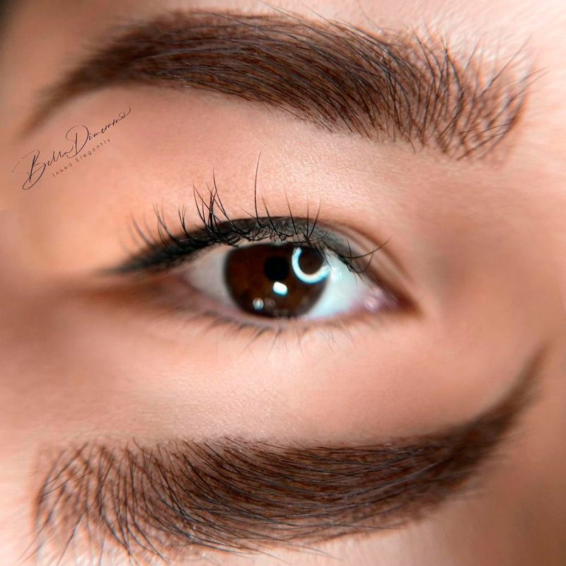 Microblading eyebrows